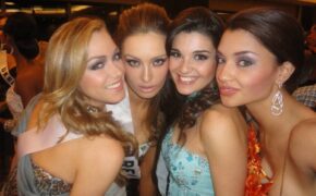 Mỹ nhân vui đùa trong tiệc tối