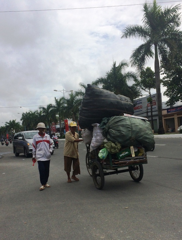 Ngồn ngộn những bao chở vỏ bia...