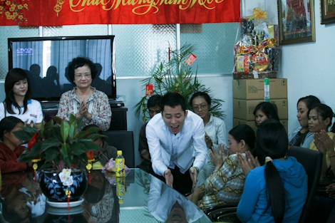 Tùng Dương mang tết sớm cho bệnh nhân nghèo