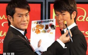 Cổ Thiên Lạc làm dáng cho “em sinh đôi”