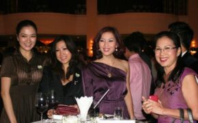 Ngắm “sao” trong đêm hội từ thiện