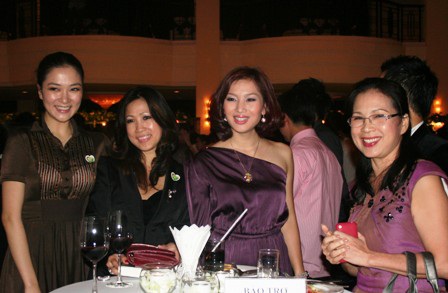 Ngắm “sao” trong đêm hội từ thiện