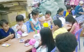 Trời mưa, trẻ đón ngày 1/6 trong siêu thị, nhà sách