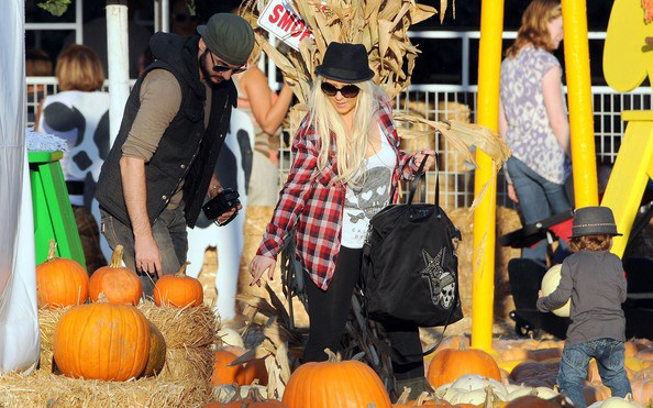 Christina Aguilera đưa con đi chơi Halloween sớm - 5