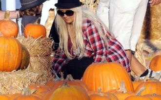Christina Aguilera đưa con đi chơi Halloween sớm