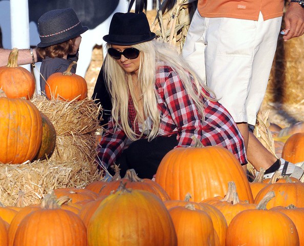 Christina Aguilera đưa con đi chơi Halloween sớm - 6