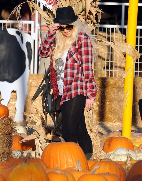 Christina Aguilera đưa con đi chơi Halloween sớm - 7