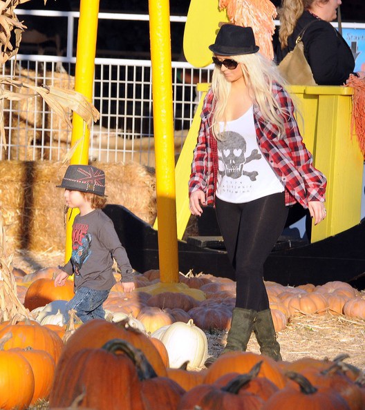 Christina Aguilera đưa con đi chơi Halloween sớm - 8