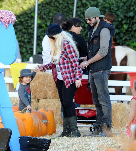 Christina Aguilera đưa con đi chơi Halloween sớm - 11