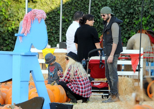 Christina Aguilera đưa con đi chơi Halloween sớm - 12