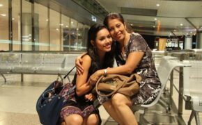 Mẹ và chị tiễn Hoàng My đi thi Hoa hậu Thế giới