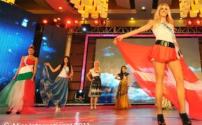 Người đẹp Hoa hậu quốc tế trình diễn trang phục dân tộc