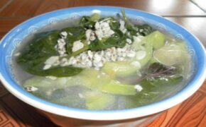 Canh rau tập tàng nấu hến