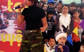 Con gái Thái Thùy Linh hát cùng những trái tim tình nguyện