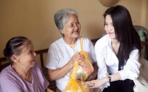 Ngọc Trinh giản dị đi từ thiện