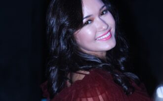 Victoria Thúy Vi trổ tài ca hát