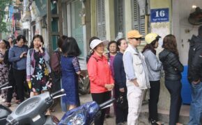 Người Hà Nội xếp hàng dài mua bánh trôi, bánh chay ăn tết Hàn thực