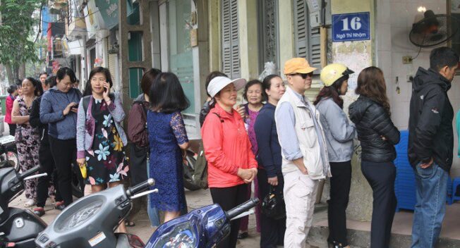 Người Hà Nội xếp hàng dài mua bánh trôi, bánh chay ăn tết Hàn thực