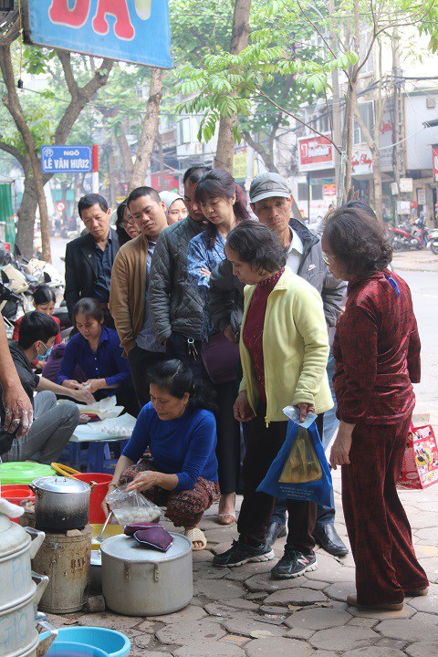 Người bán hàng làm việc liên tay mới đáp ứng đủ nhu cầu người mua