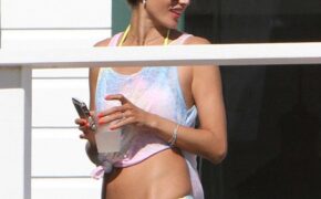 Alessandra Ambrosio khoe eo siêu thon sau 2 tháng sinh nở