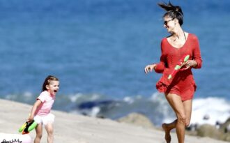 Alessandra Ambrosio chơi đùa với công chúa cưng trên biển