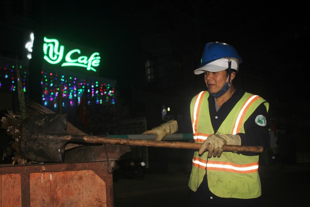  Cô Nguyễn Thị Điệp đang cố gắng hoàn thành nhanh công việc để về với gia đình 