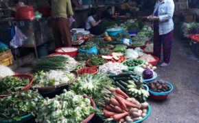 Mùng 3 Tết, chợ nhộn nhịp “kẻ bán người mua”