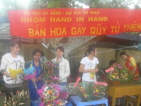 Sinh viên háo hức bán hoa hồng mừng ngày 20/10 - 3