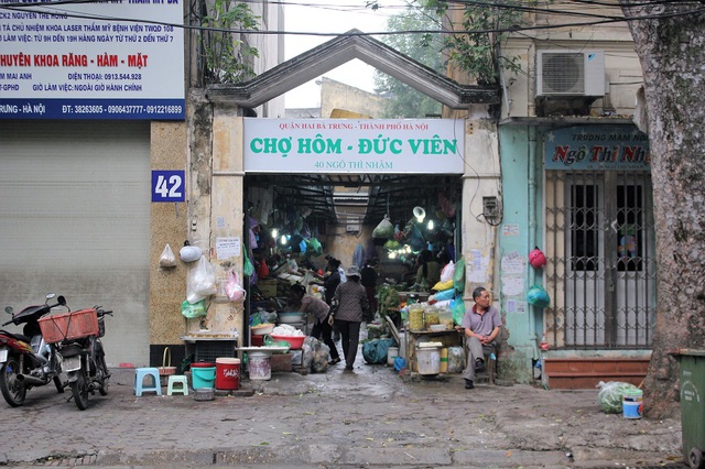 Tại chợ Hôm, các hàng bán bánh trôi, bánh chay cũng được bày bán từ khá sớm