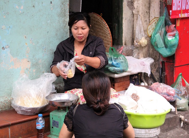 Bà Dung, một người bán bánh lâu năm tại đây cho biết, ngay từ hôm qua lượng người mua bánh đã khá đông. Hàng ra đến đâu, hết đến đó.