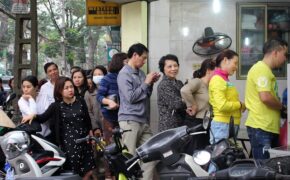 Người Hà Nội xếp hàng dài mua bánh trôi ăn Tết Hàn Thực