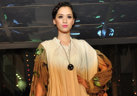 Độc đáo áo dài phá cách cùng bướm trong thời trang SV