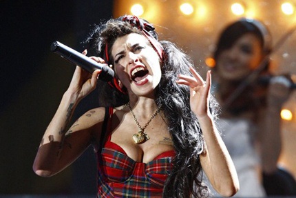 Ca sĩ Amy Winehouse bị nghi sử dụng ma túy quá liều  - 5