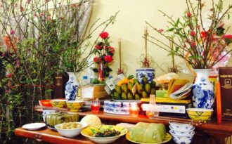 Chuyên gia phong thủy hướng dẫn cách lau dọn, bài trí bàn thờ gia tiên ngày Tết