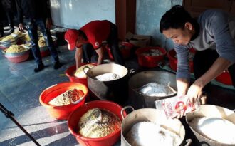 Gói trọn nghĩa tình từ 1.000 chiếc bánh chưng xanh