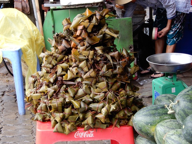 Bánh ú tro là món ăn truyền thống của người dân miền Trung trong Tết Đoan Ngọ nhưng năm nay cũng ít người mua