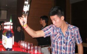 Cám dỗ khó lường của nghề “hot” bartender