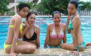 Những cô nàng thích biến bể bơi thành sàn diễn