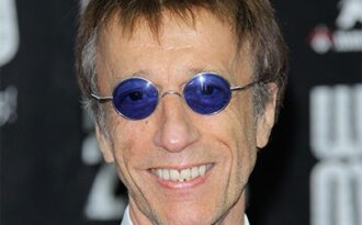 Thành viên nhóm Bee Gees rơi vào hôn mê vì viêm phổi