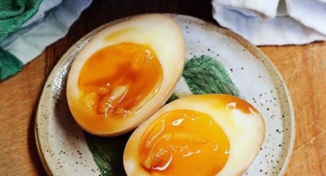 Bí ẩn trứng gà đắt gấp 20 lần trứng thường gây xôn xao khắp chợ