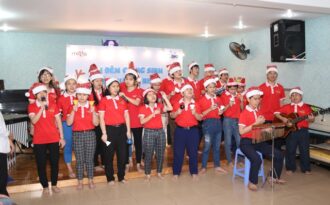 Sẻ chia yêu thương cùng trẻ em khiếm thị  trong đêm Giáng Sinh