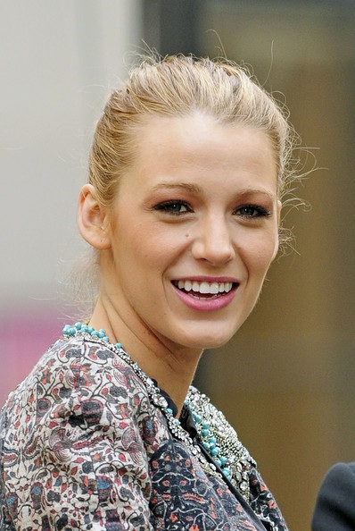 Blake Lively treo ngôi sao pha lê lên cây thông Noel - 2