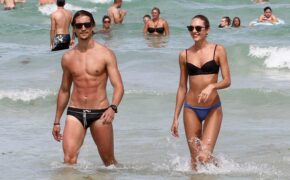 Thiên thần Victoria’s Secret vui vẻ cùng bạn trai trên biển