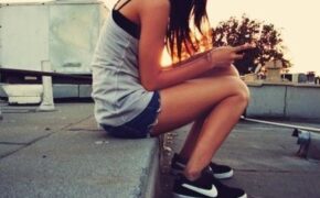 Bạn bè tẩy chay vì bị nghi “vượt rào” sớm