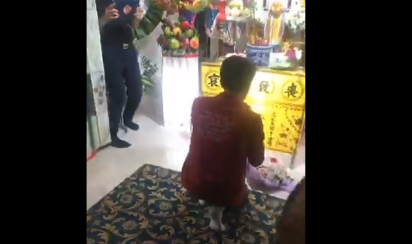 Rơi lệ cảnh chú rể bay từ Nhật Bản về Việt Nam làm “đám cưới” đặc biệt với người vợ đã mất