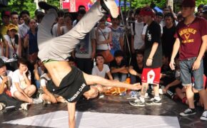 Pha “trồng cây chuối” ngoạn mục của các cao thủ Bboy