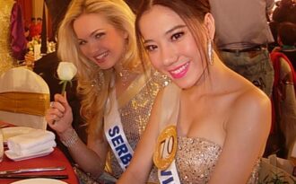 Người đẹp Hoa hậu Quốc tế vui vẻ trong tiệc đấu giá từ thiện