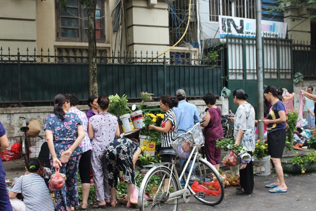 Nơi bán hoa cũng luôn tấp nập người mua.