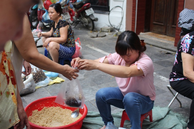 Rượu nếp là mặt hàng bán chạy nhất ngày hôm nay.