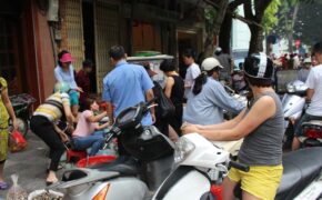 Chen chân mua rượu nếp, hoa quả ngày Tết Đoan Ngọ